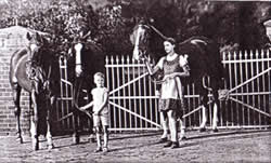 Dzieci państwa von Rost z końmi, przed 1945 r.